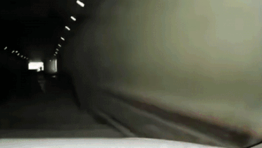 Nguoi phu nu day xe em be vao duong ham, suyt bi oto tong trung hinh anh