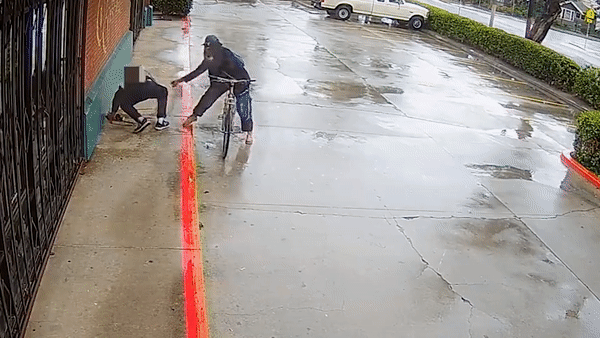 Nguoi dan ong vo gia cu bi tuoi xang va dot chay giua duong o My hinh anh