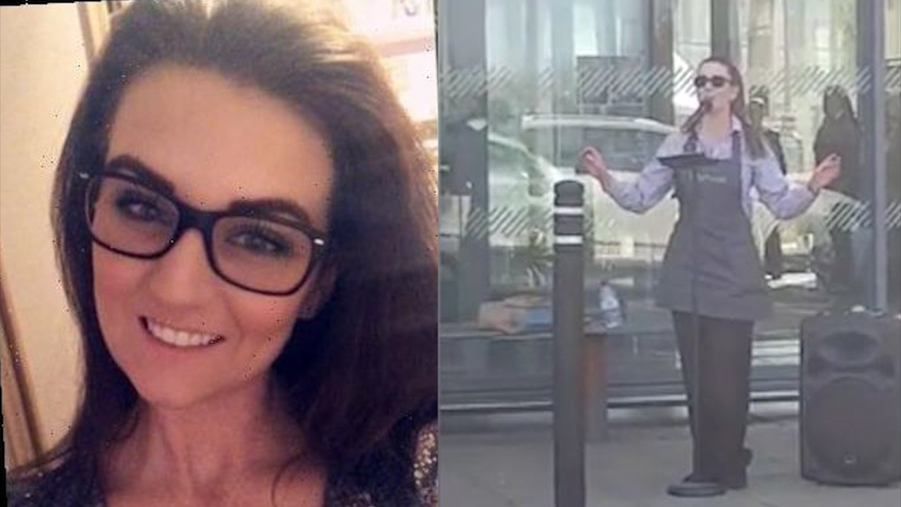 Nu nhan vien hat tang nguoi mua trong luc cho doi vao cua hang hinh anh