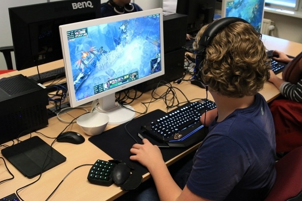 Dan Hong Kong dang choi game nhieu hon hinh anh