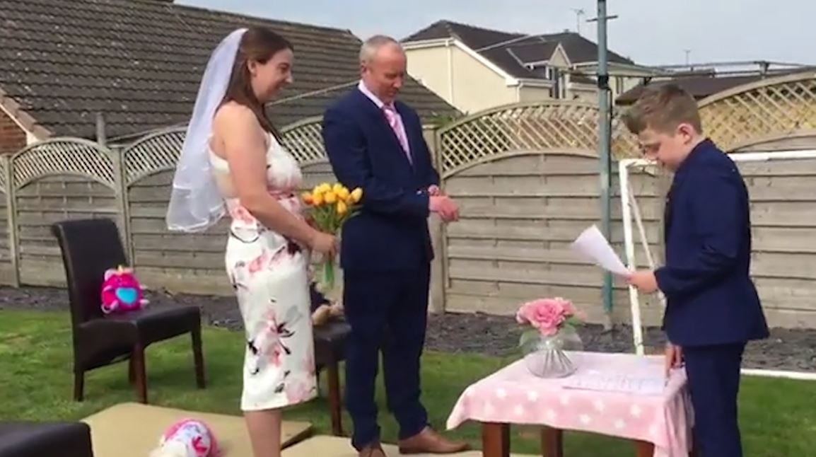 Dam cuoi trong mua dich, con tre lam chu hon cho ba me hinh anh