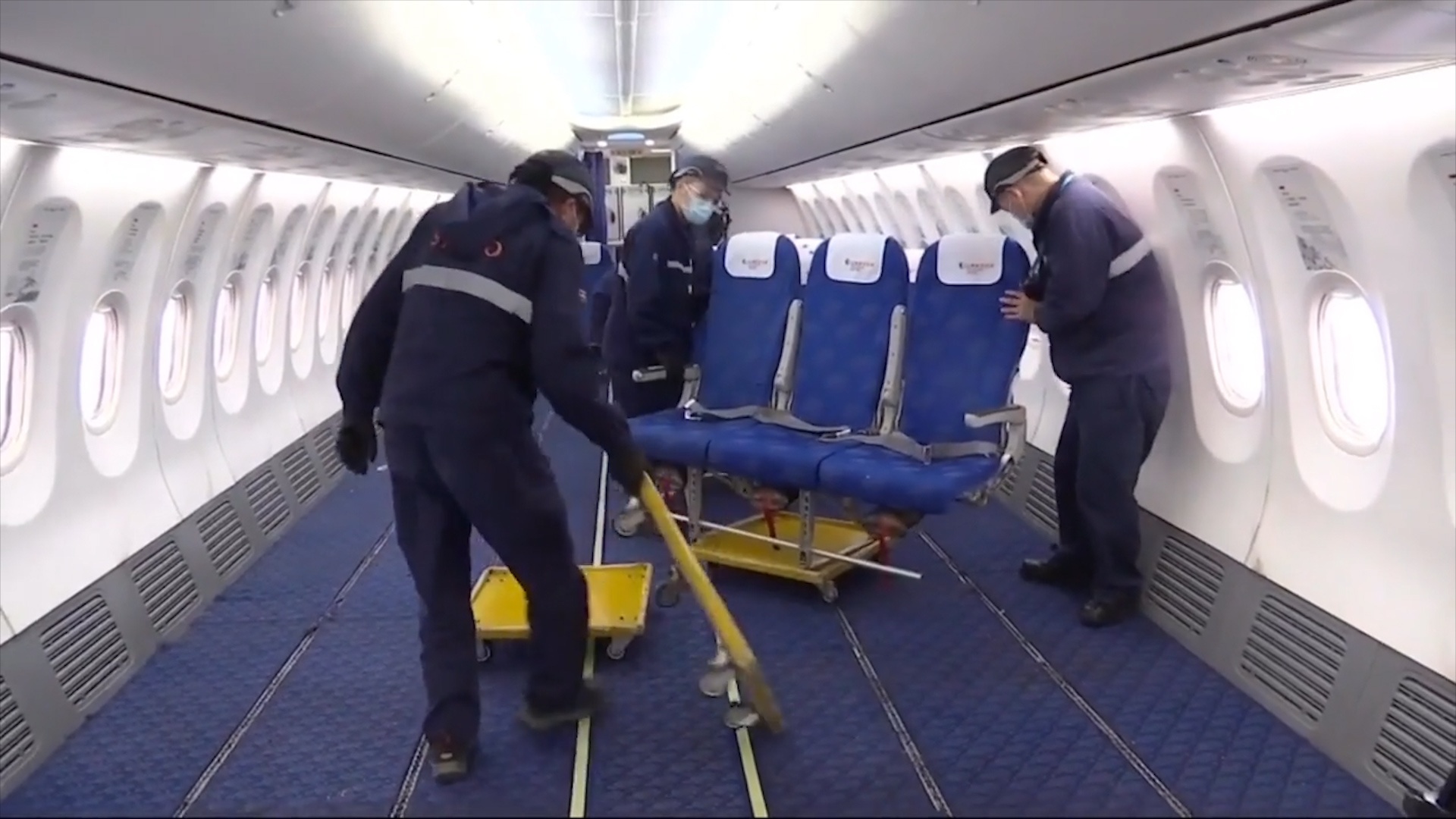 May bay cho khach bi go bo ghe thanh may bay cho hang vi Covid-19 hinh anh