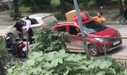 Xe du, ben coc, co moi tap nap dua nguoi roi Ha Noi hinh anh