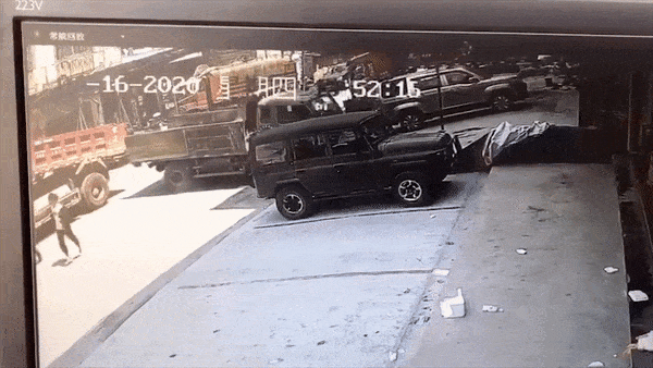 Tai xe mat kiem soat, xe tai dam xuyen mot can nha hinh anh