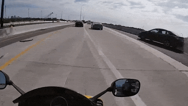 Oto bat ngo tang toc roi dam vao duoi xe khac tren cao toc hinh anh