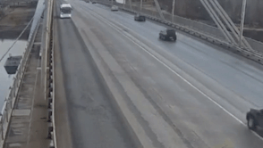 Oto mat kiem soat lao sang lan nguoc chieu tong trung xe buyt hinh anh