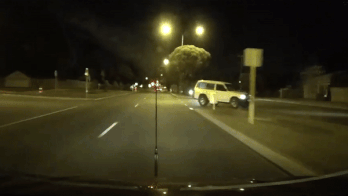 Tai xe re khong quan sat khien oto tong nat dau xe khac hinh anh