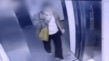 Nguoi dan ong Trung Quoc nho nuoc bot vao nut bam thang may hinh anh