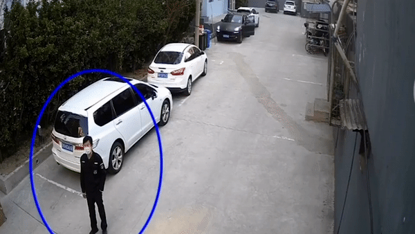 Thanh nien may man thoat chet sau bi dong kinh o giua duong hinh anh