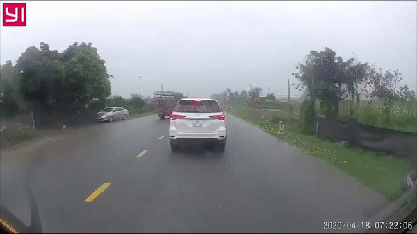 Fortuner vuot nhanh roi phanh gap suyt gay tai nan lien hoan hinh anh