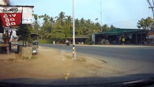 Xe may phong nhanh phanh gap, truot dai roi tong vao oto hinh anh