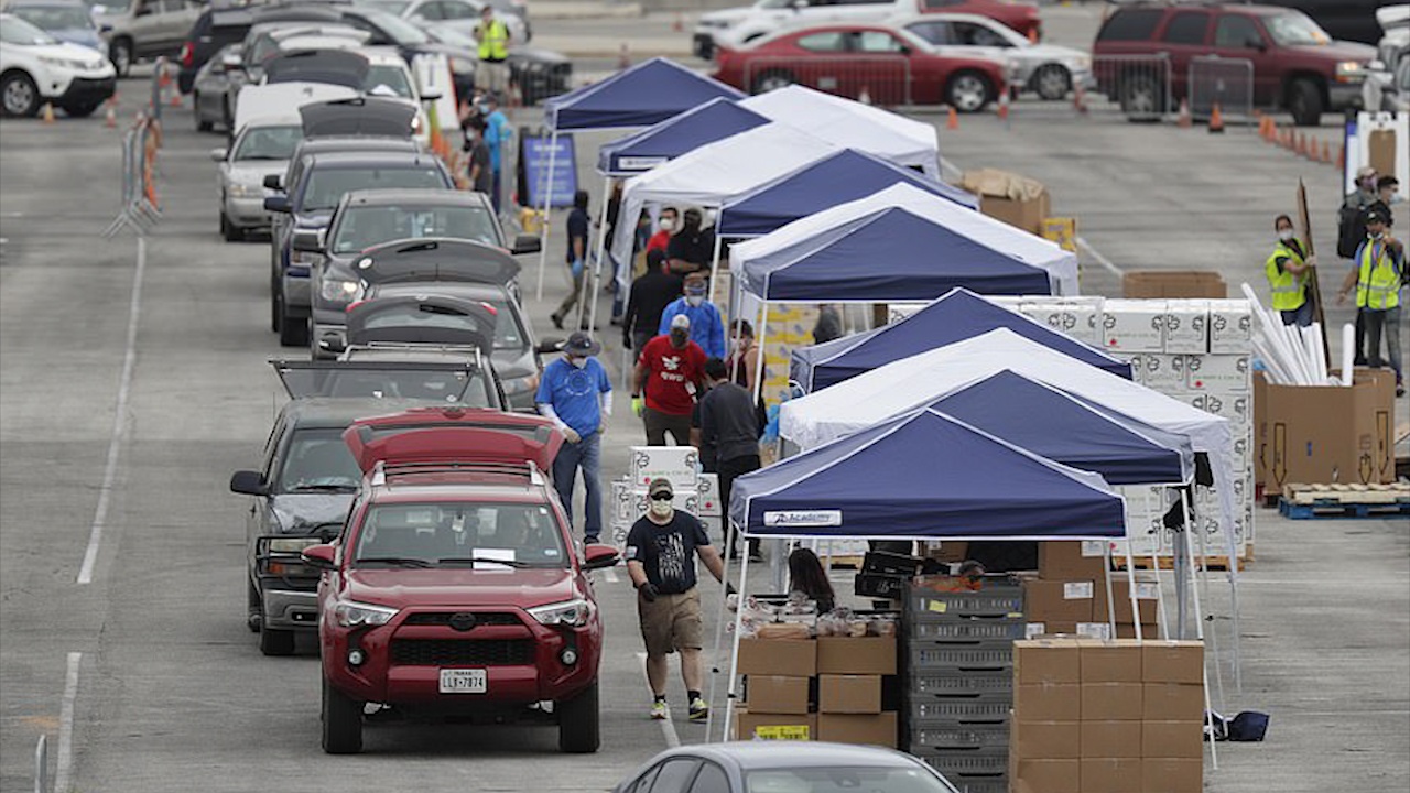 Hang nghin oto xep hang cho phat luong thuc cuu tro dich o Texas hinh anh