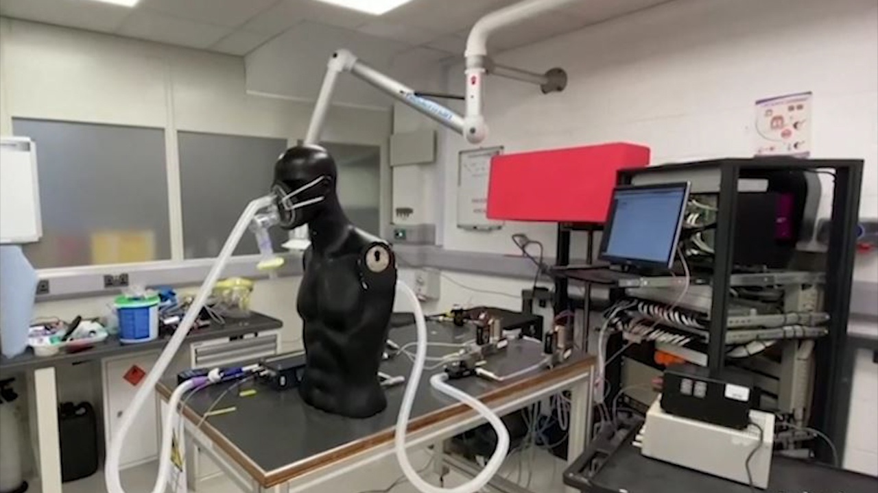 Nha may oto dua nhau san xuat may tho chong dich Covid-19 hinh anh