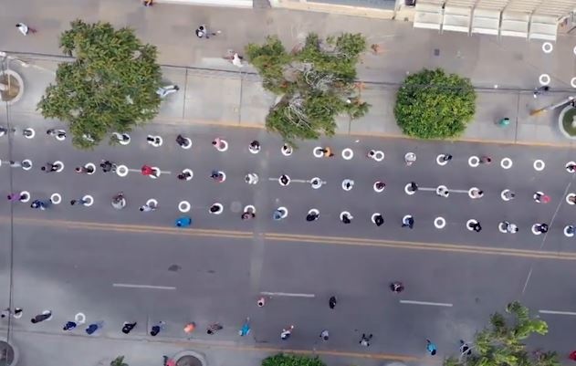 Nguoi dan Peru xep hang cho tren cac vach ke dac biet hinh anh