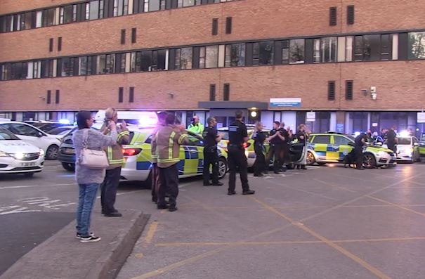 Dong loat vo tay co vu nhan vien tuyen dau chong Covid-19 hinh anh