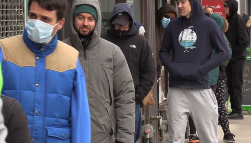 Hang nghin nguoi xep hang de mua pizza trong luc phong toa hinh anh