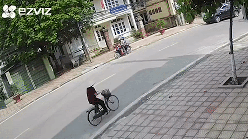 Oto mat lai dam vang hai nguoi tren xe may hinh anh