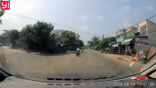 Nam thanh nien lai xe may phanh gap dam vao oto hinh anh