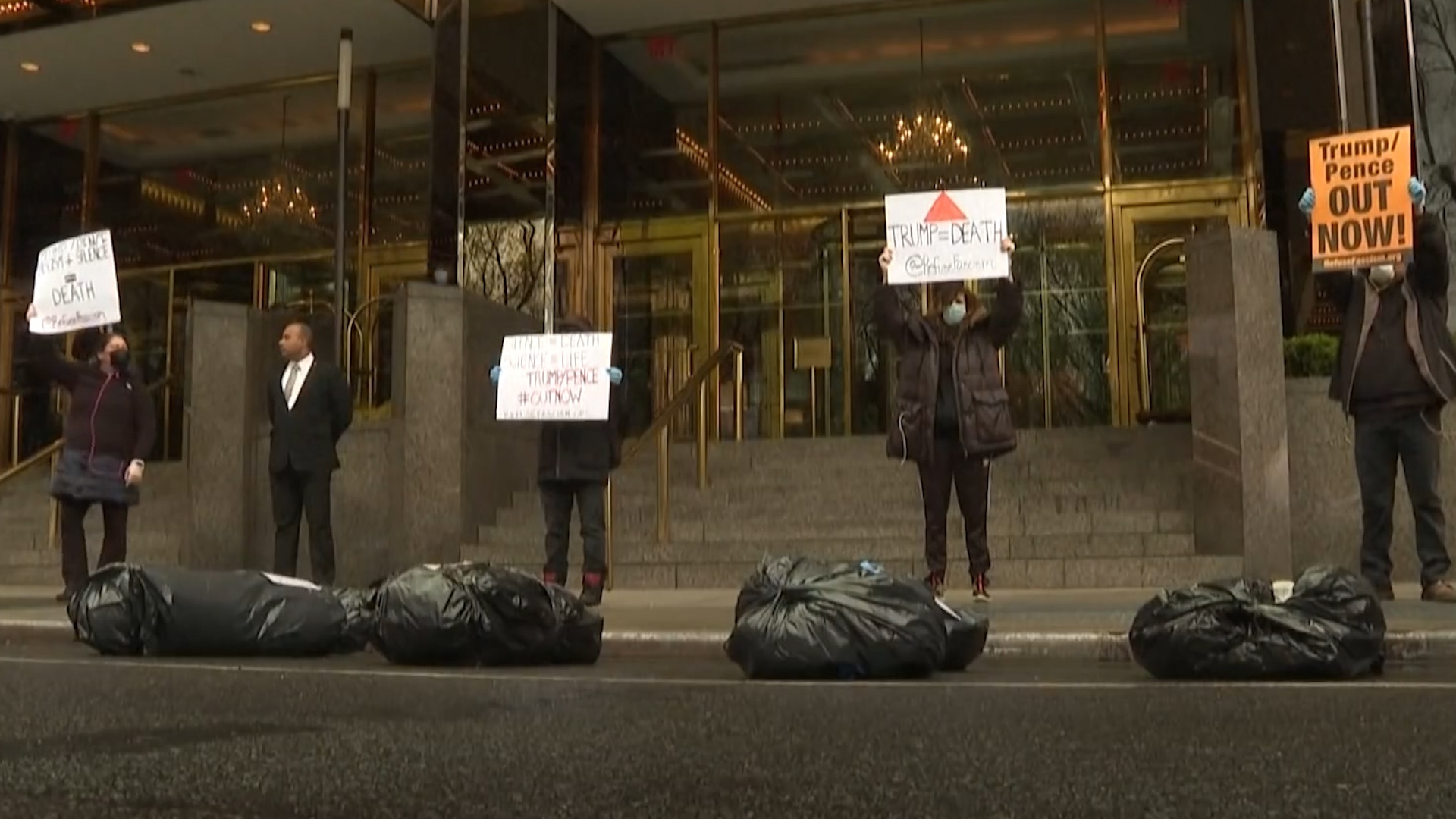 Nguoi bieu tinh da dat thi the gia truoc toa nha Trump o New York hinh anh