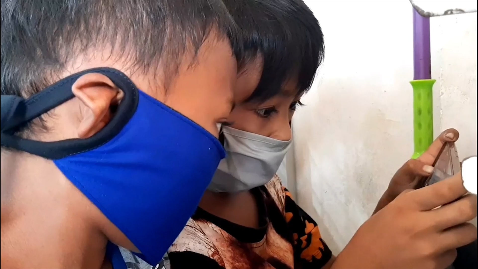 Deo khau trang choi game, niem vui nho be cua nhung dua tre Indonesia hinh anh