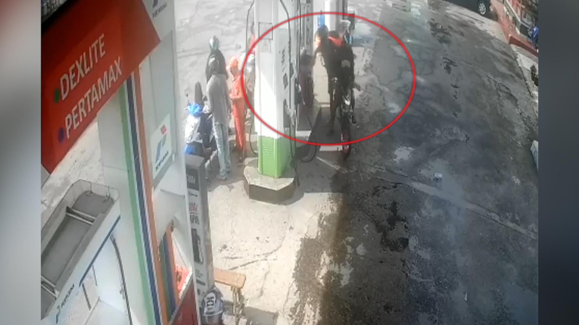 Loi dung so ho, nhom cuop di xe may mo ngan keo trom tien cua cay xang hinh anh