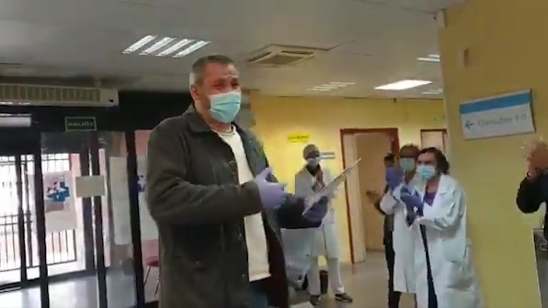 Bac si Tay Ban Nha danh dieu bat ngo cho tai xe cho benh nhan mien phi hinh anh