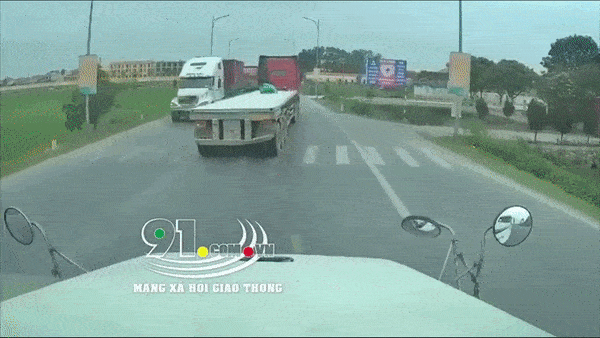 Ba xe container kep nhau giua duong nho hinh anh