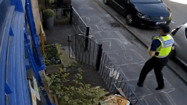 Canh sat Anh choi lo co trong luc ranh roi hinh anh