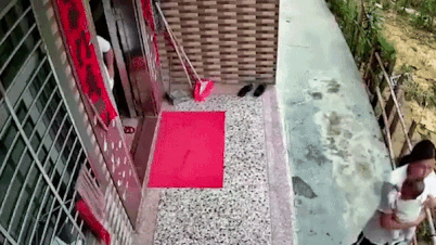 Trau huc nga nguoi phu nu dang be dua be hinh anh