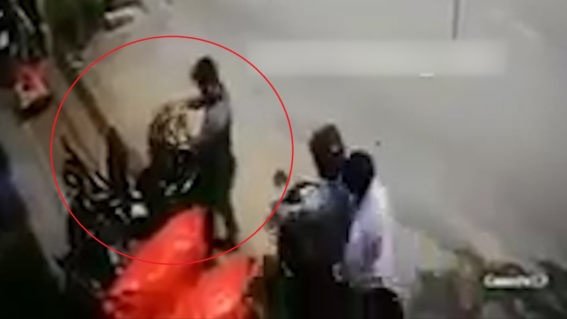 Bi giat tui xach khi mo cop xe may o TP.HCM hinh anh