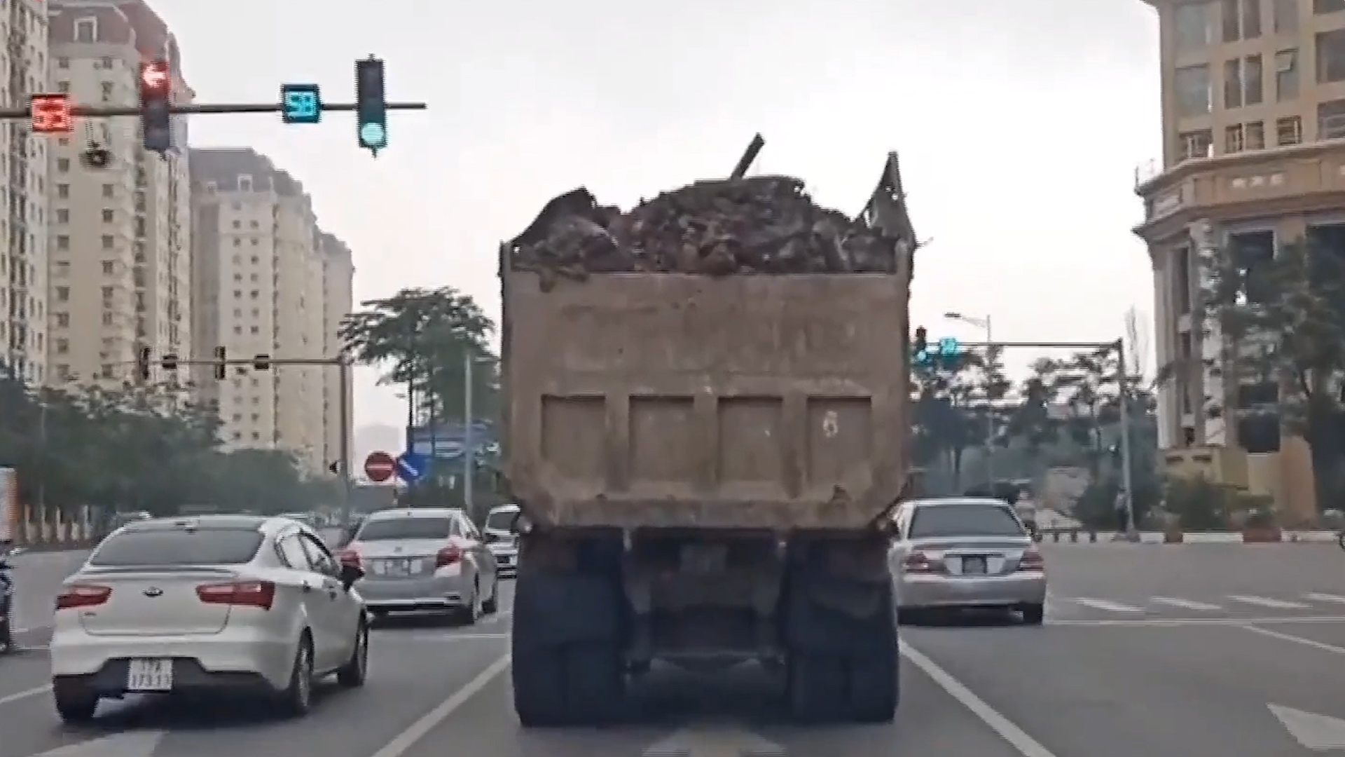 Xe tai cho bun dat khong che chan ngang nhien chay tren duong Ha Noi hinh anh