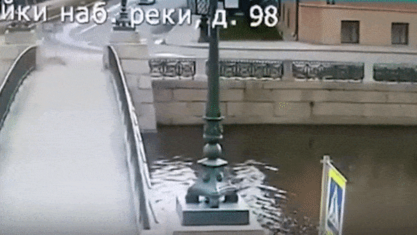 Oto chay tron canh sat huc bay rao chan, suyt roi xuong song hinh anh