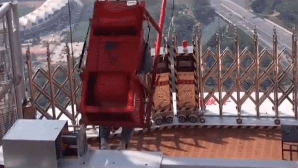 Xich du mao hiem bi loi, nguoi phu nu tong thang vao rao chan hinh anh