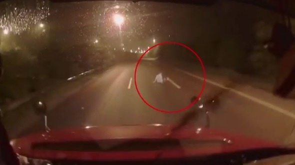 Nguoi dan ong nam giua duong trong dem tren Dai lo Thang Long hinh anh