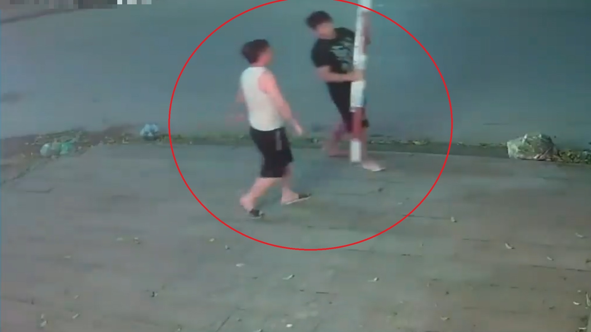 Hai nguoi dan ong be gay cot bien bao roi mang di hinh anh