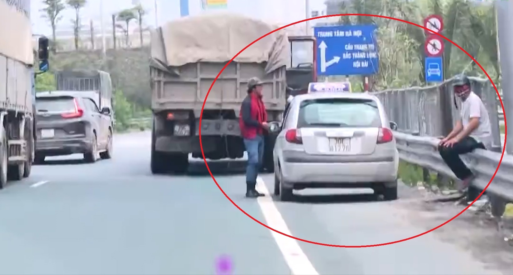 Xe du, ben coc len lut van chuyen hanh khach lien tinh hinh anh