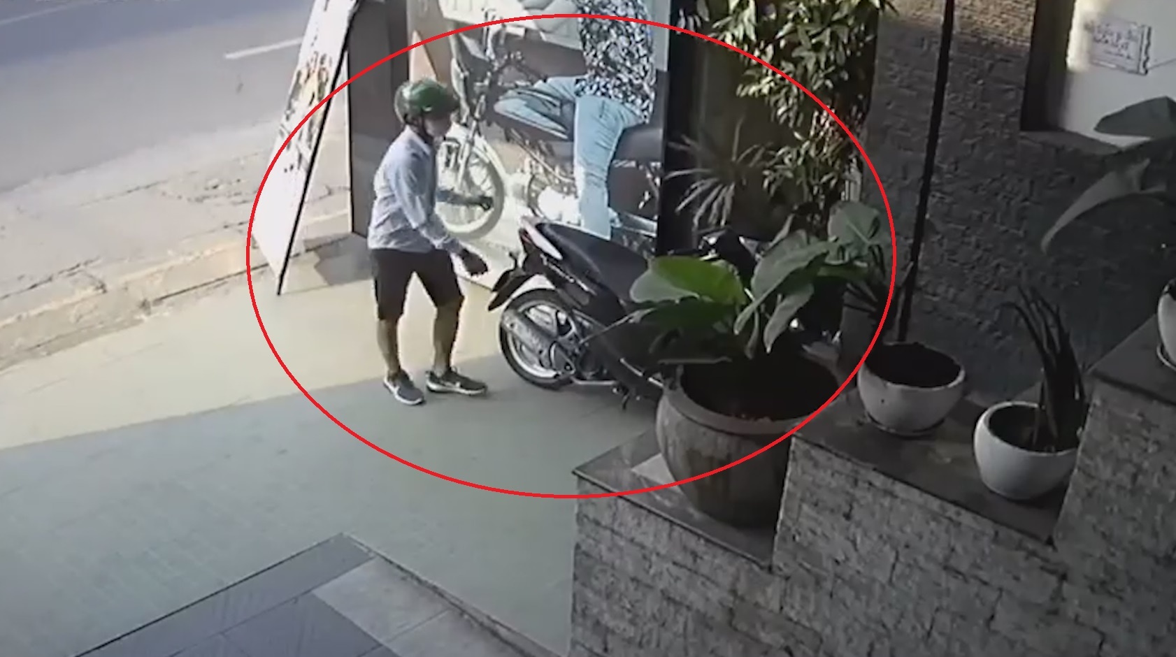 Bi trom xe may vi quen rut chia khoa hinh anh