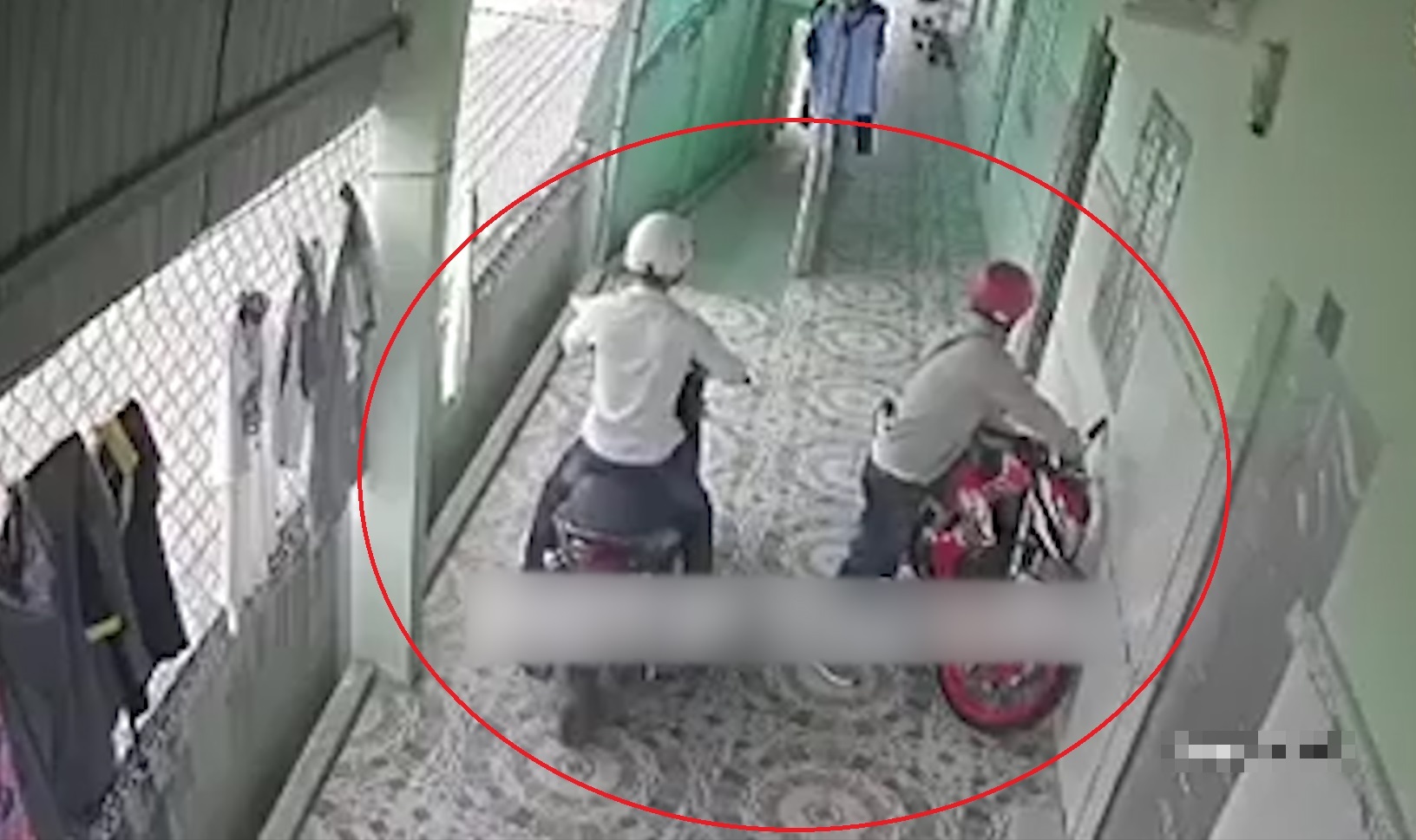 Ke trom ung dung vao day phong tro lay xe may hinh anh