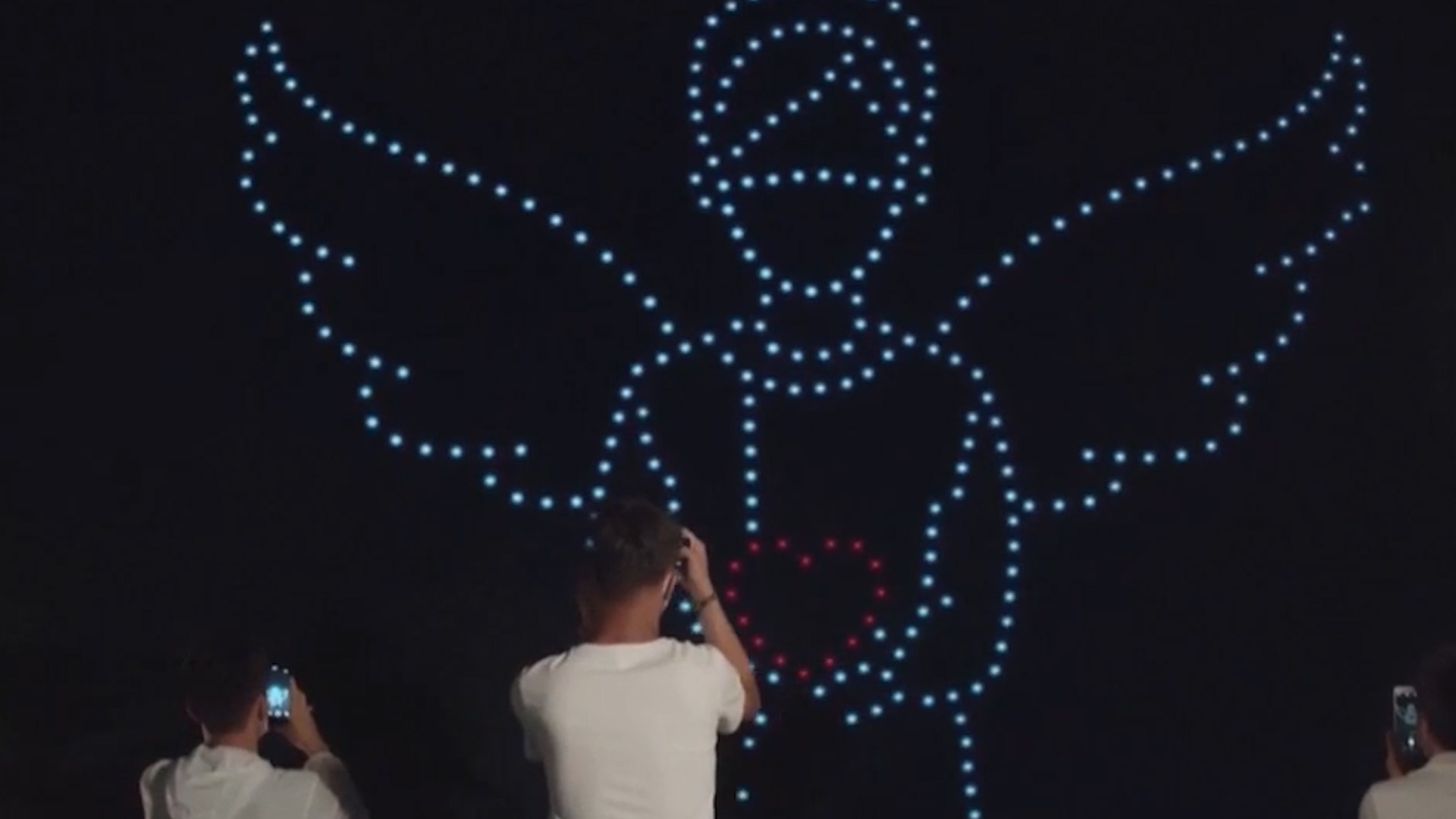 Hang tram drone xep hinh tri an cac y bac si o Trung Quoc hinh anh