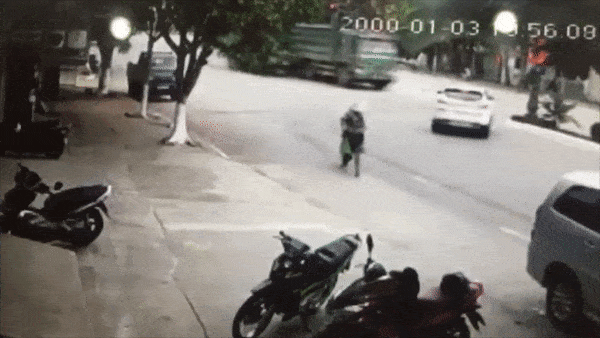 Oto quay dau di nguoc chieu gay tai nan cho 2 xe tai hinh anh