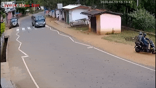 Tai xe mat kiem soat, xe tai trat banh khien sua roi ra duong hinh anh