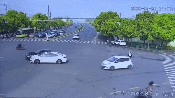 Oto di lui tren duong sau tai nan, nu tai xe vang ra ngoai hinh anh