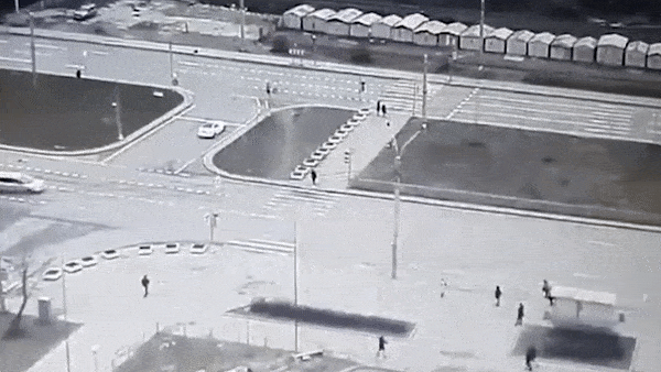 Oto dut doi sau khi va cham voi xe khac tai nga tu hinh anh