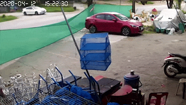 Oto mat kiem soat, xoay ngang roi dam vao cay ben duong hinh anh