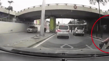 Xe may thieu quan sat tong vao duoi oto hinh anh