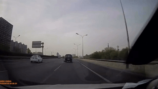 Nap ho ga tren duong bay len vang trung oto hinh anh