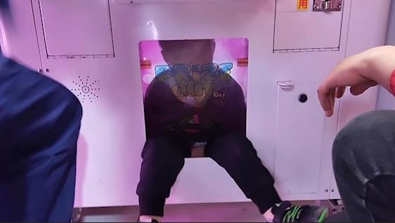 Giai cuu cau be mac ket trong tu gap thu bong hinh anh