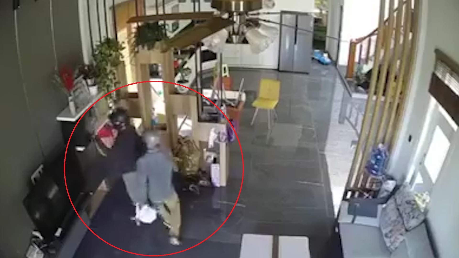 Trom luc tung nha dan lay do giua ban ngay hinh anh