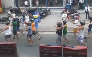 Bi bat gia vo chay xe tren duong khi khong doi mu bao hiem hinh anh