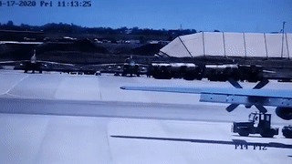 Tiem kich Su-25 dang dau bat ngo phong ten lua, 4 nguoi thiet mang hinh anh